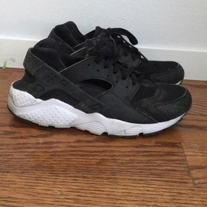 Black nike huaraches